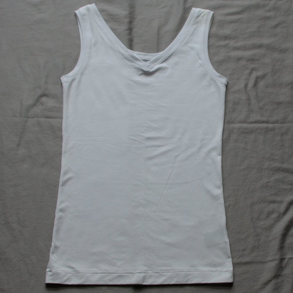 reversible white tank top with v neck and scoop neck - M